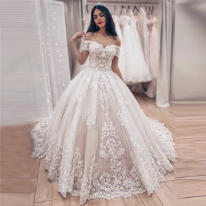 lace-applique-tulle-ball-gown-wedding-dress-full-skirt